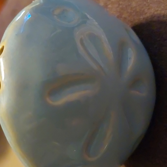 Cracker Barrel Beach Seashell & Sand Dollar Stoneware Salt and Pepper Set - Picture 5 of 8